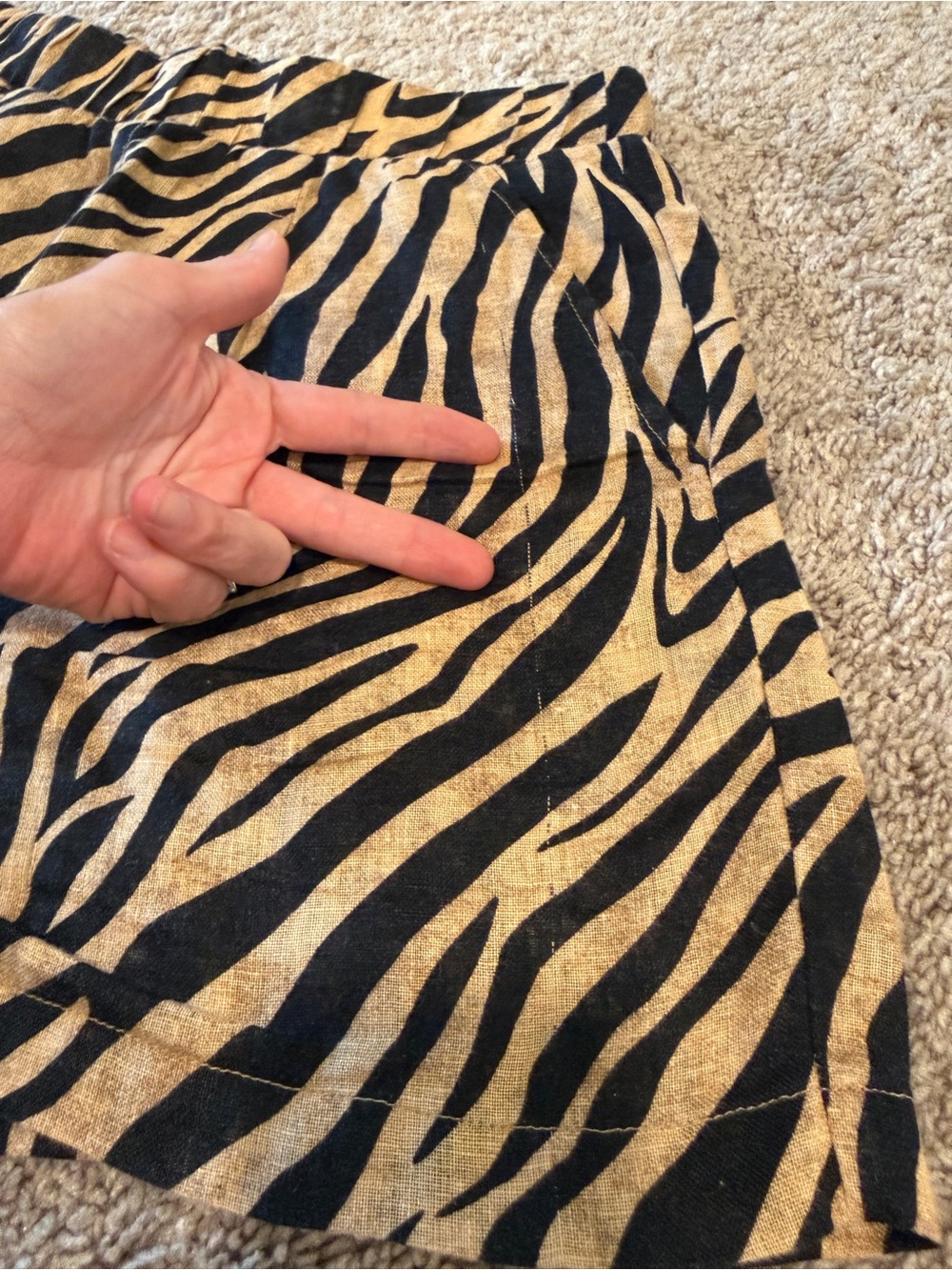 ELIE ELIE TAHARI Tiger Print 100% Linen shorts size small - Picture 16 of 16